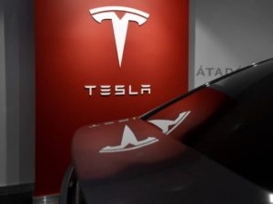 Read more about the article Tesla kämpft mit gewaltigen Mängeln – und sorgt für dicke Überraschung